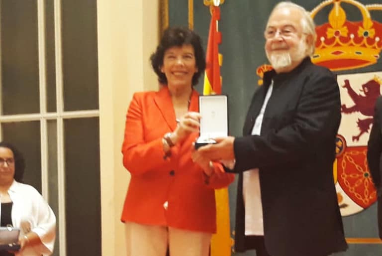 Pedro Sáenz recibe la Cruz de la Orden Civil